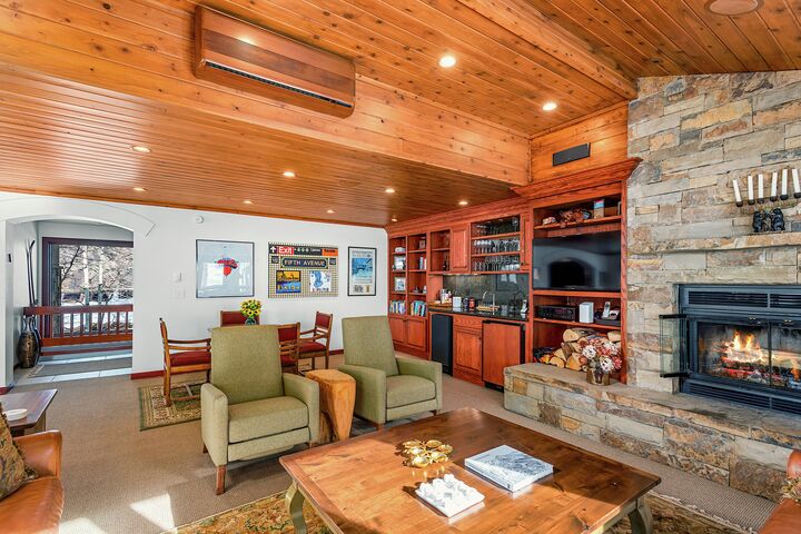 3 Bdrm 5 Bath #17 - Living Area