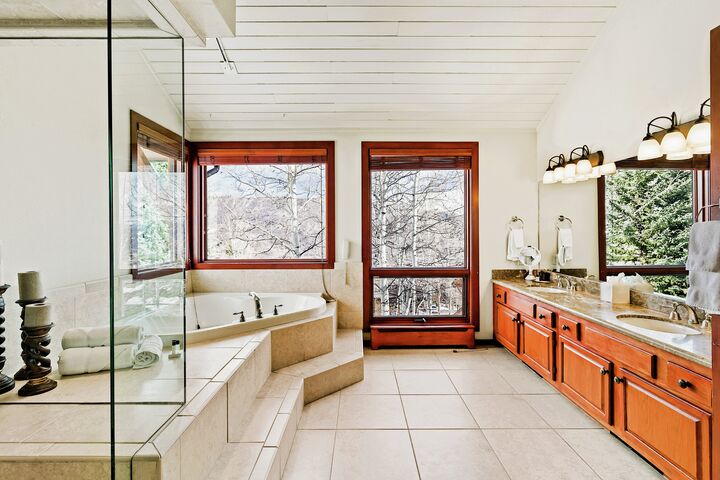 3 Bdrm 5 Bath #17 - Master Ensuite Bathroom
