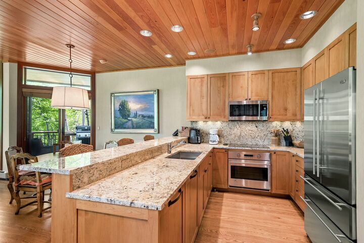 4 Bdrm 5 Bath #34 - Kitchen