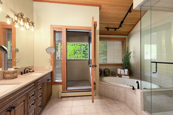 2 Bdrm 2.5 Bath #24 - Master Ensuite Bathroom