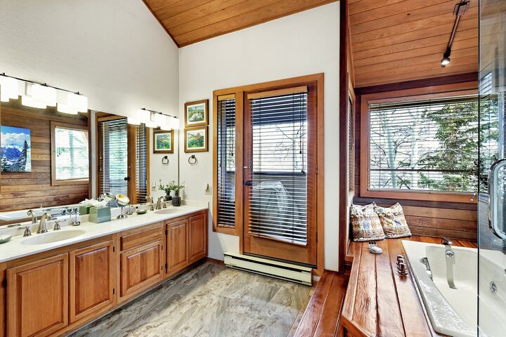3 Bdrm 3.5 Bath #18 - Master Ensuite Bathroom