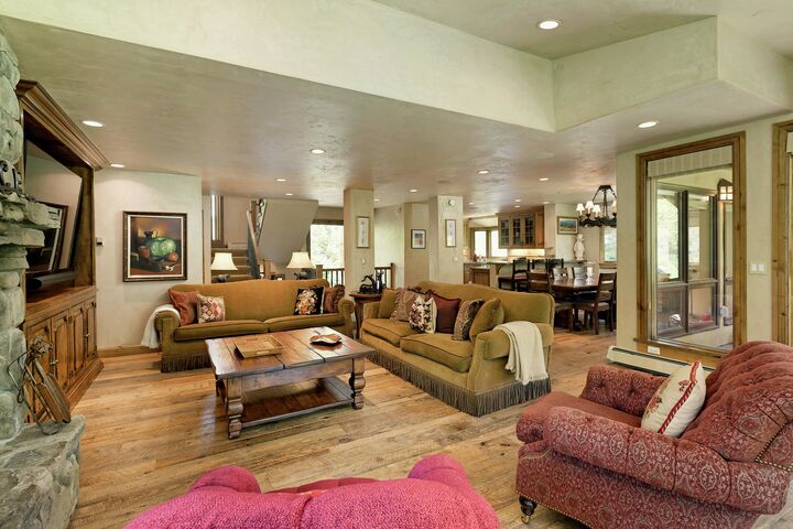 3 Bdrm 4.5 Bath #15 - Living Area