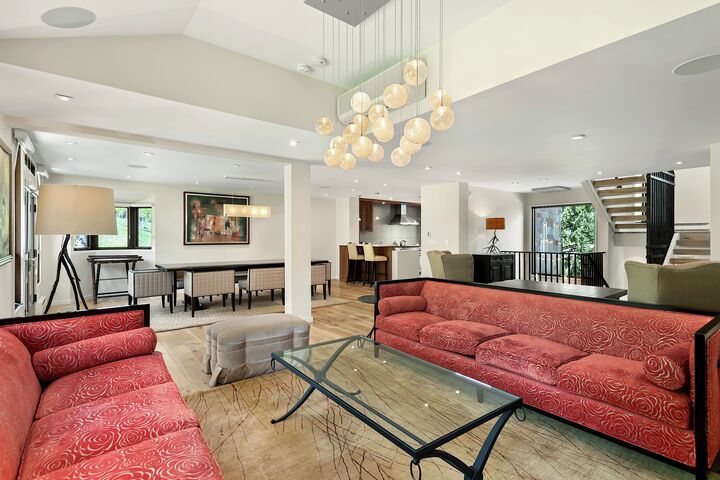 3 Bdrm 4.5 Bath #16 - Living Area