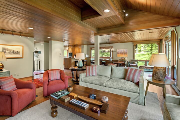 3 Bdrm 4.5 Bath #31 - Living Area