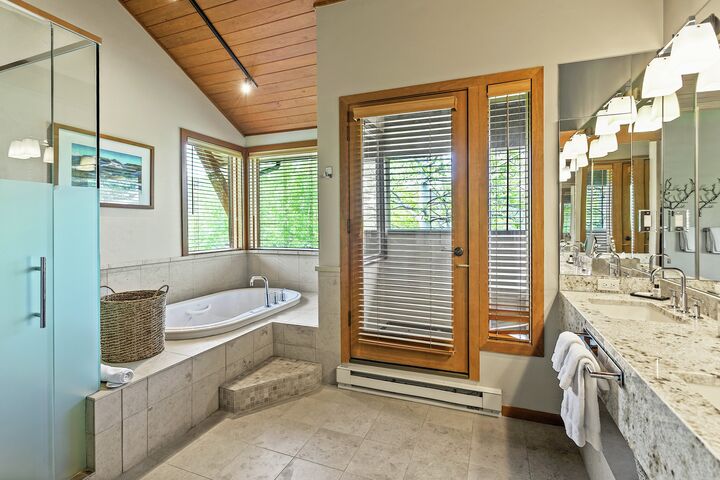 3 Bdrm 4.5 Bath #21 - Master Ensuite Bathroom