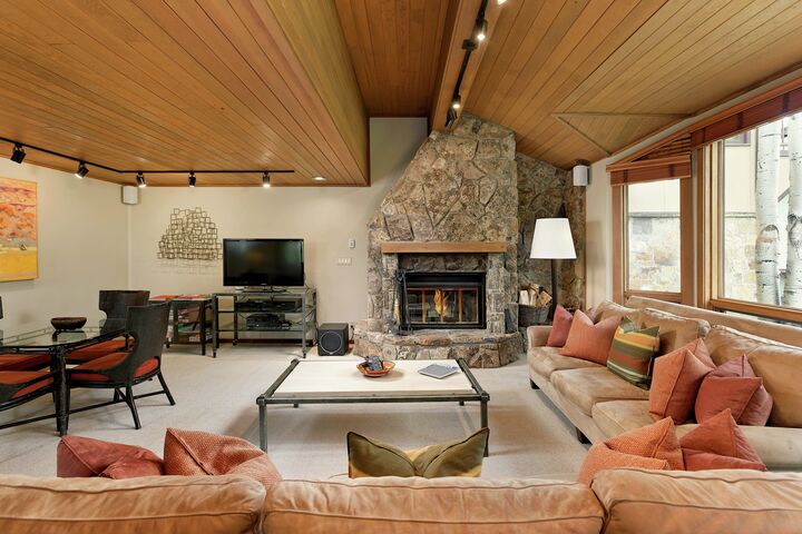 3 Bdrm 4.5 Bath #21 - Living Area