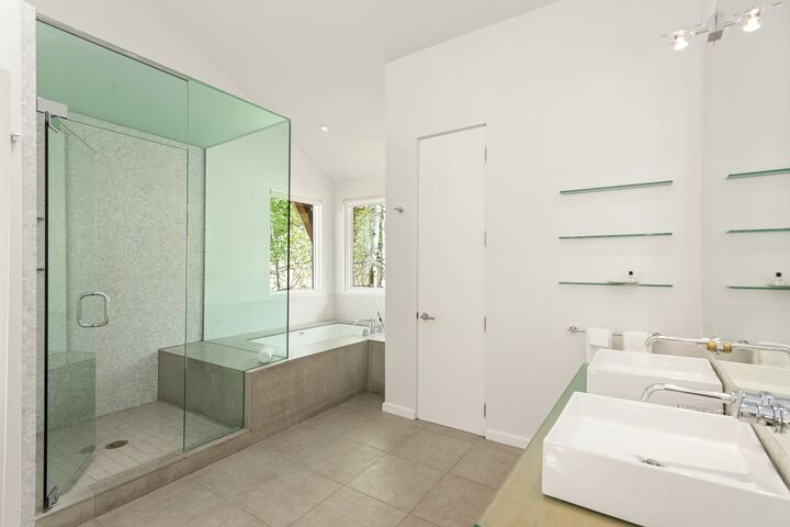 4 Bdrm 4.5 Bath #4 - Master Ensuite Bathroom