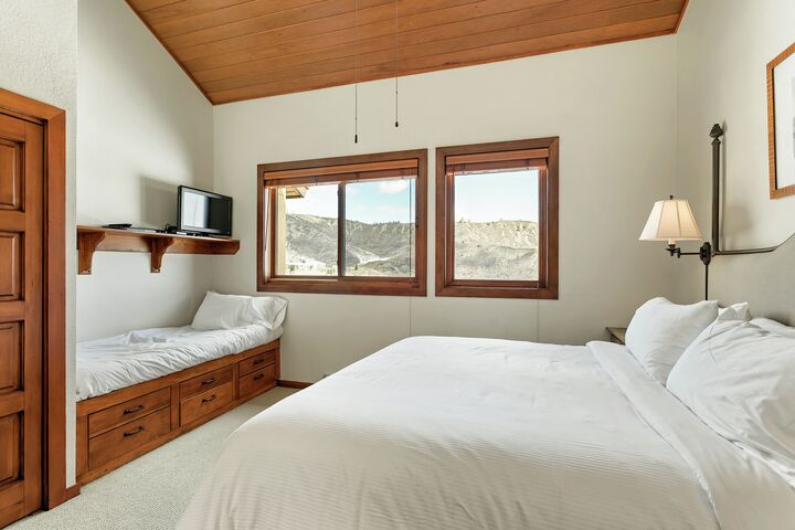 4 Bdrm 6.5 Bath #5 - Bedroom