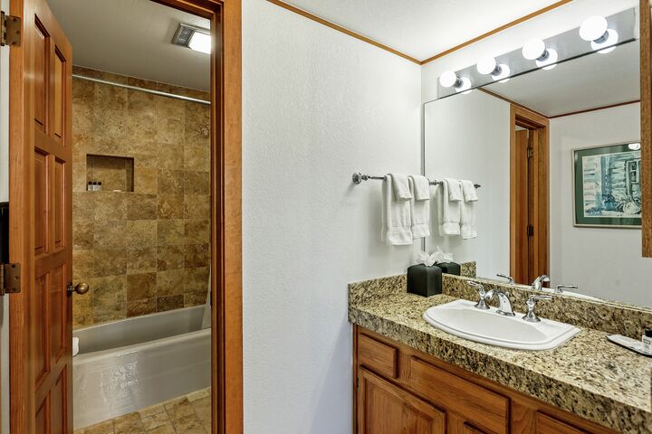 3 Bdrm Den 3 Bath #14 - Bathroom