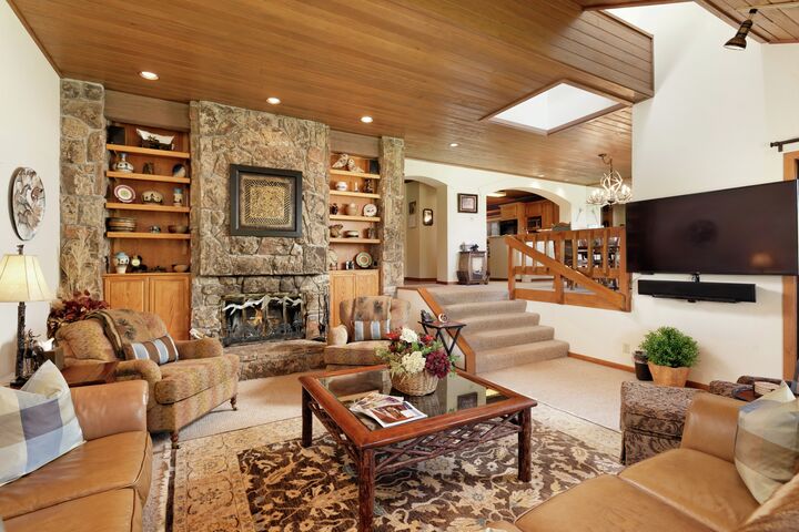 4 Bdrm 4.5 Bath #7 - Living Area