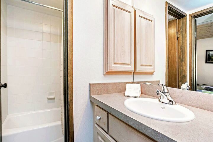 #25E - Ensuite Bathroom