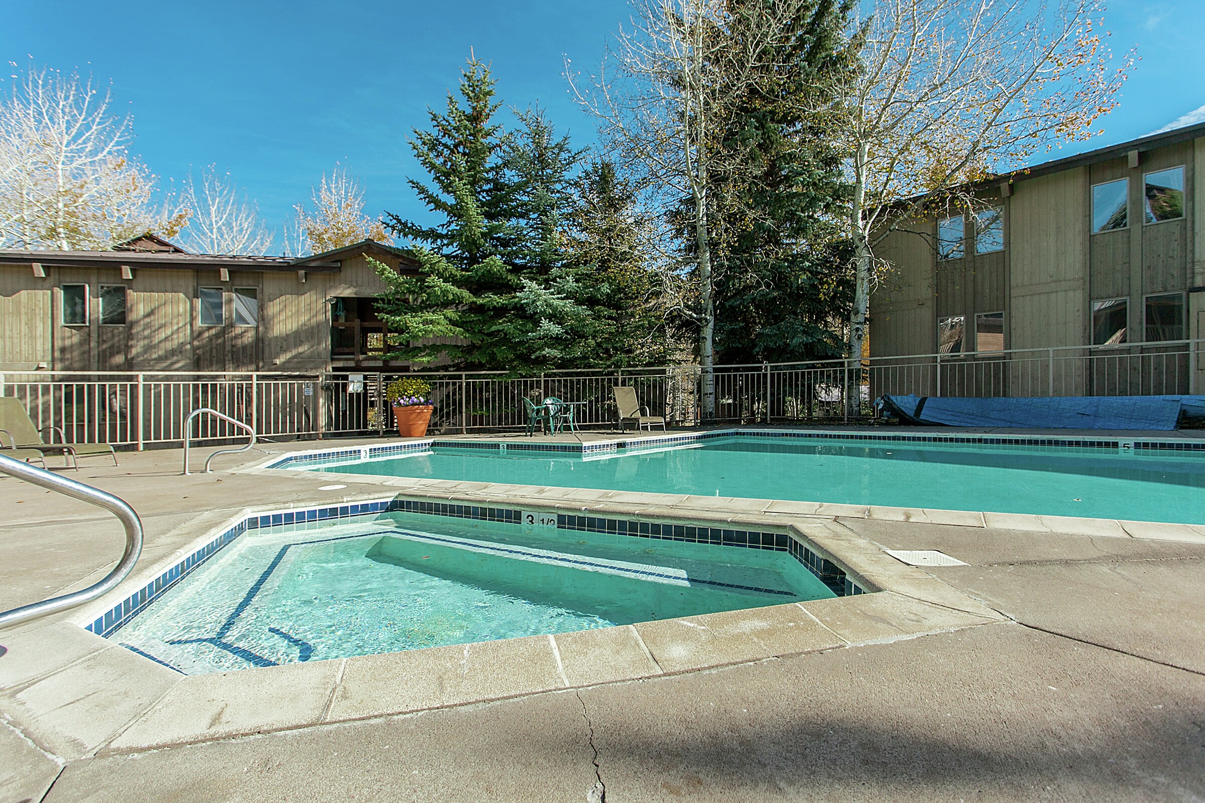 Outdoor Pool & Hot Tub