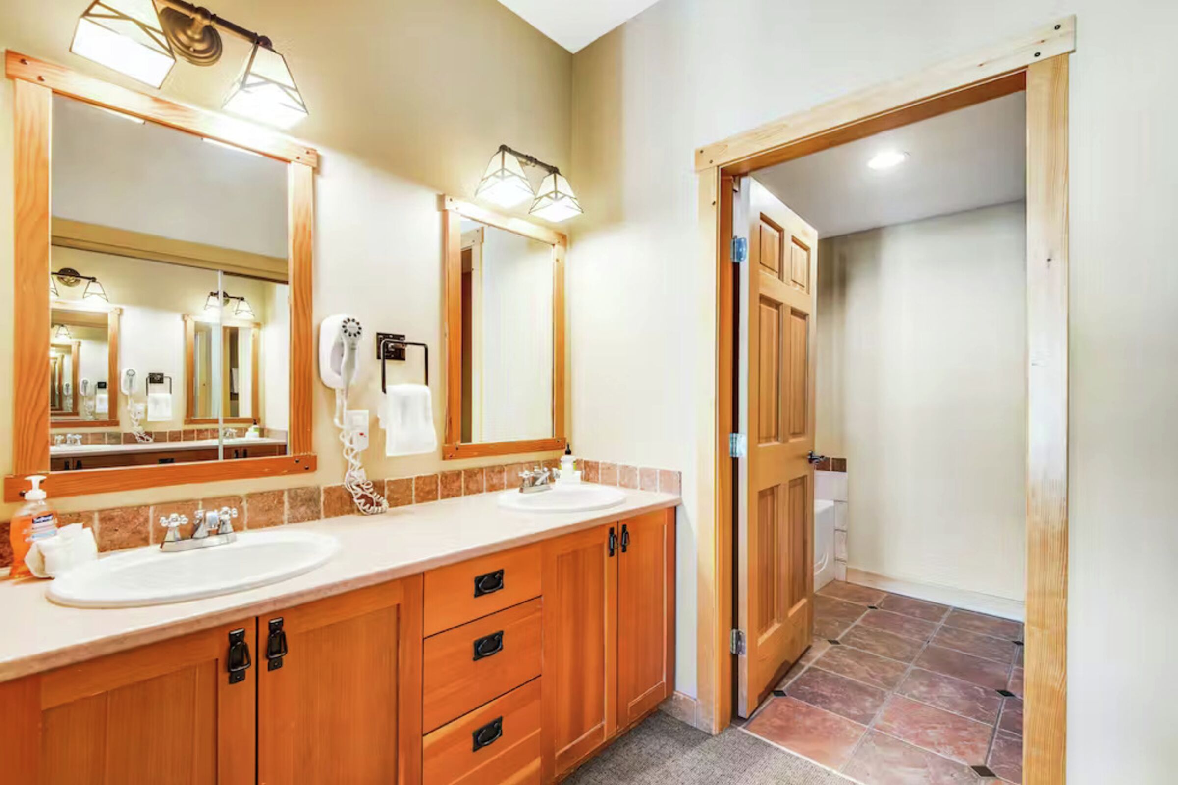 #512 - Master Ensuite Bathroom