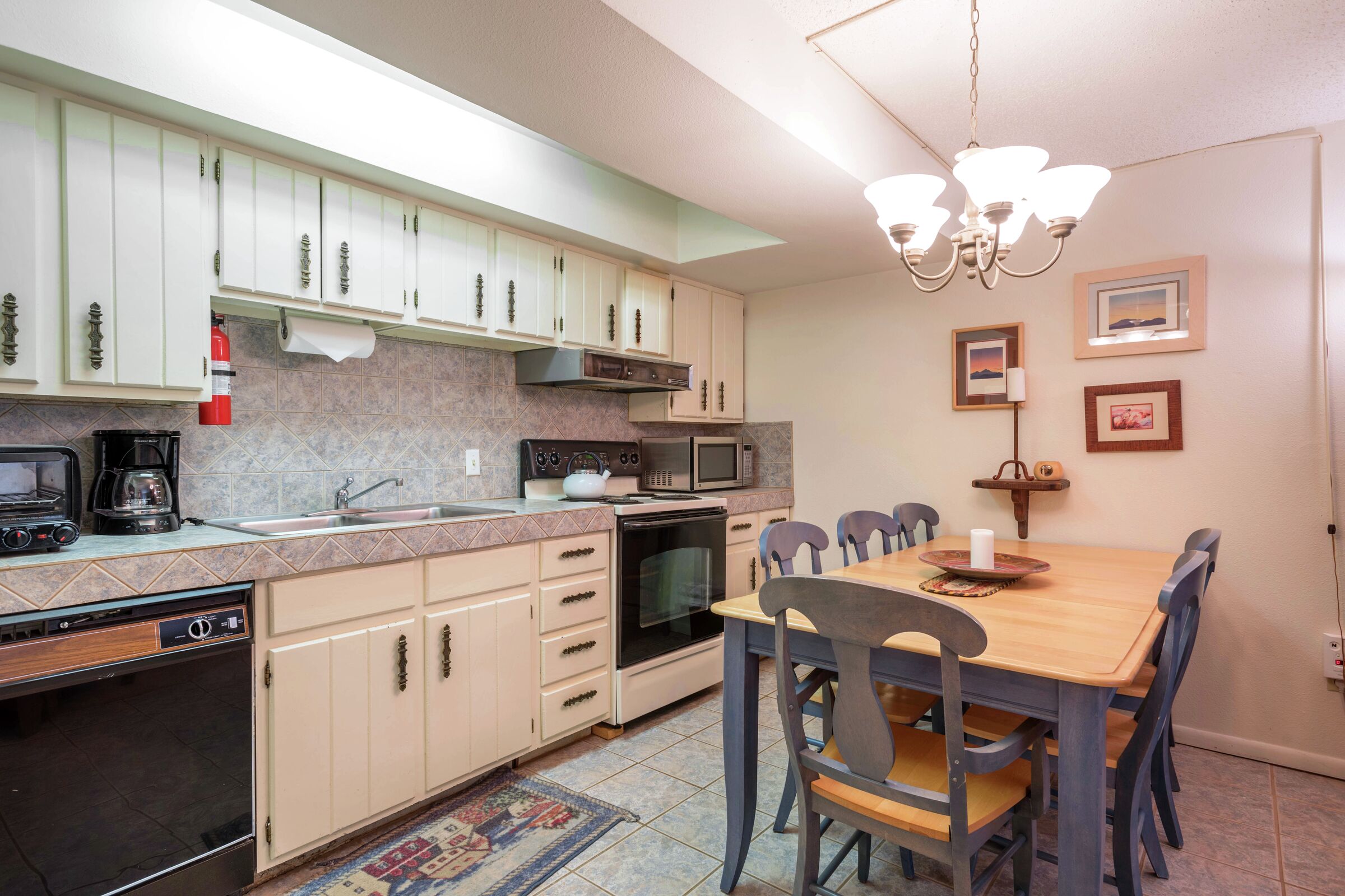 #B9 - Dining Room & Kitchen