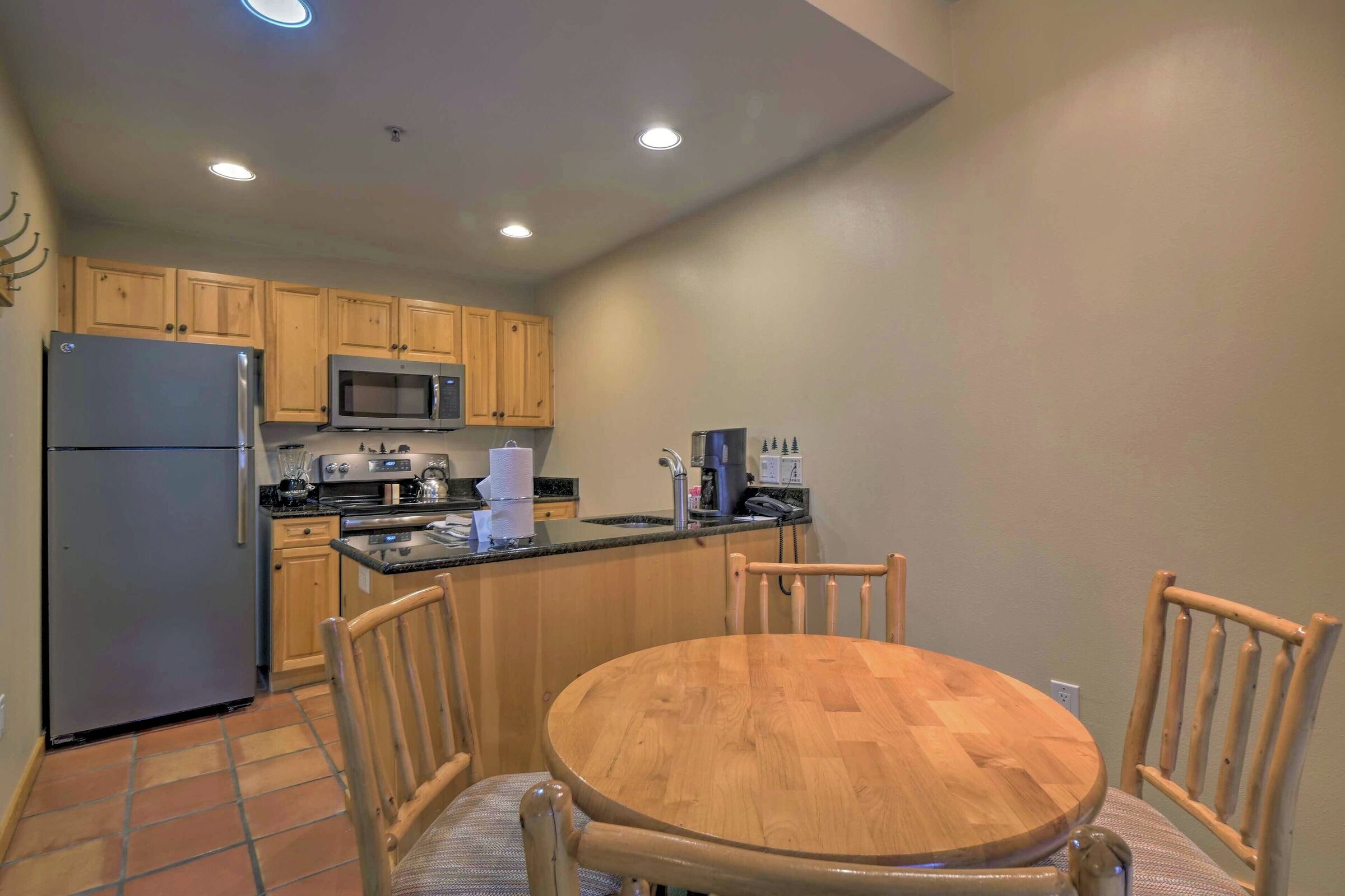 Dining Area & Kitchen