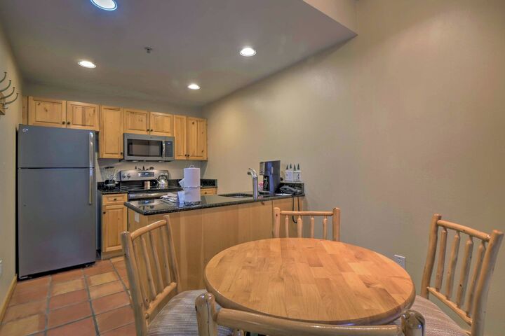 #512 - Dining Area & Kitchen