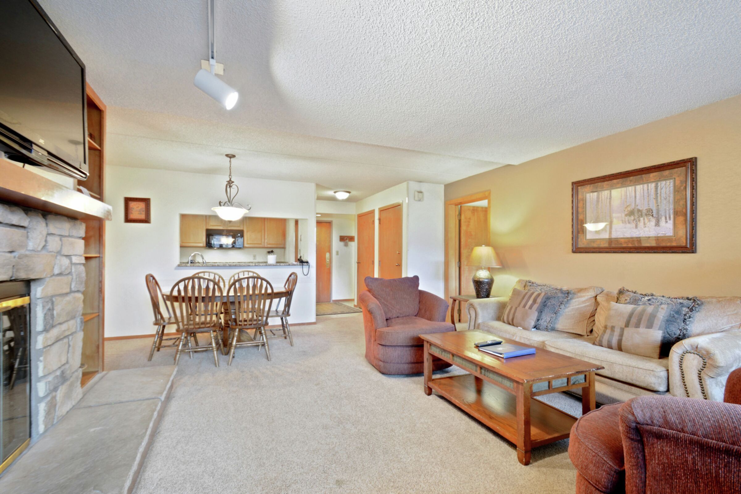 #332/334 - Living Room & Dining Room