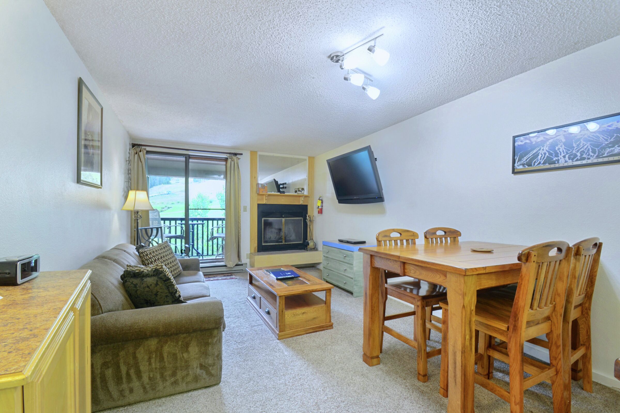 #208/210 - Dining Area