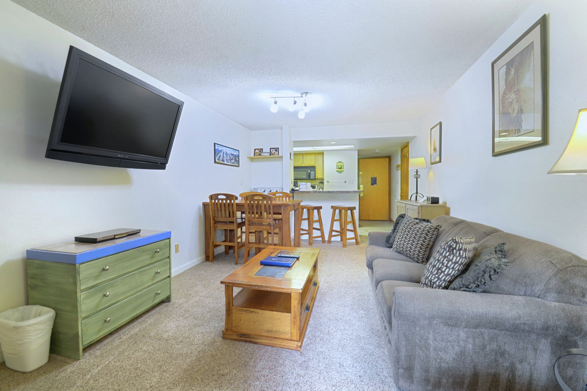 #208/210 - Living Area