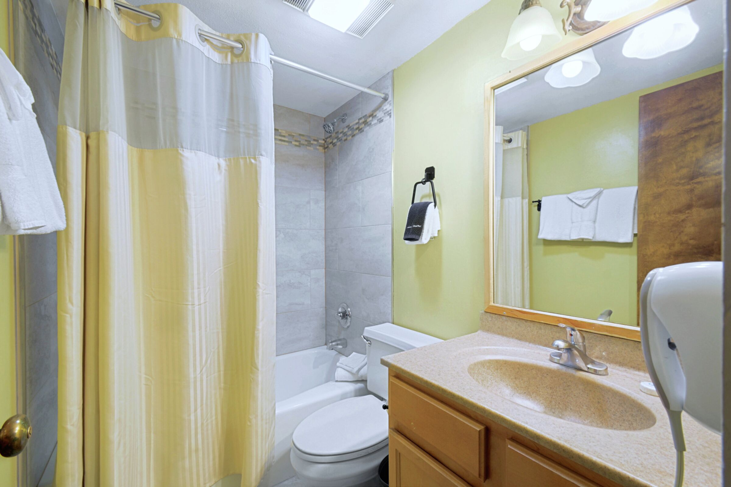 #208/210 - Bathroom