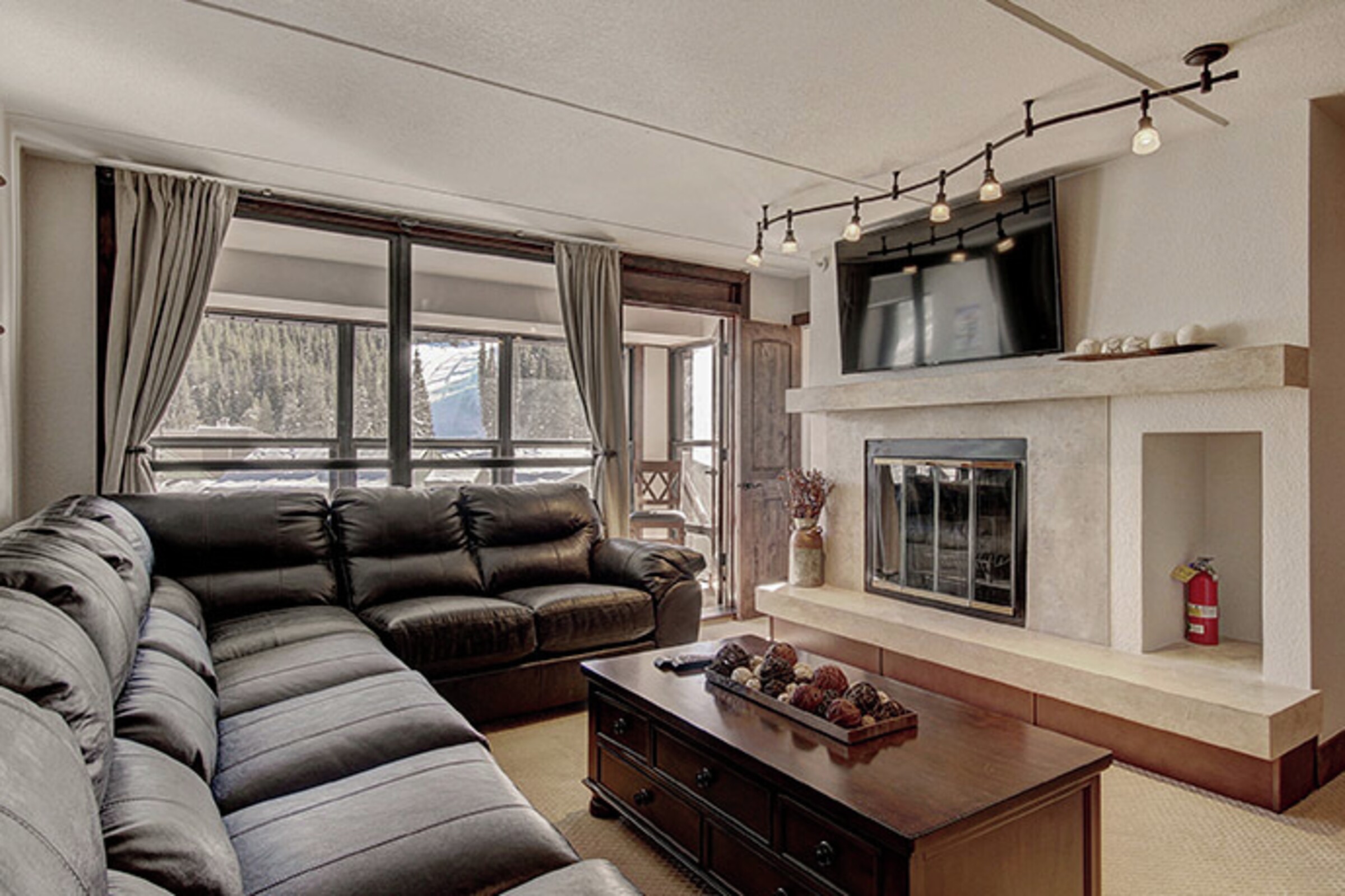 #607/609 - Living Area