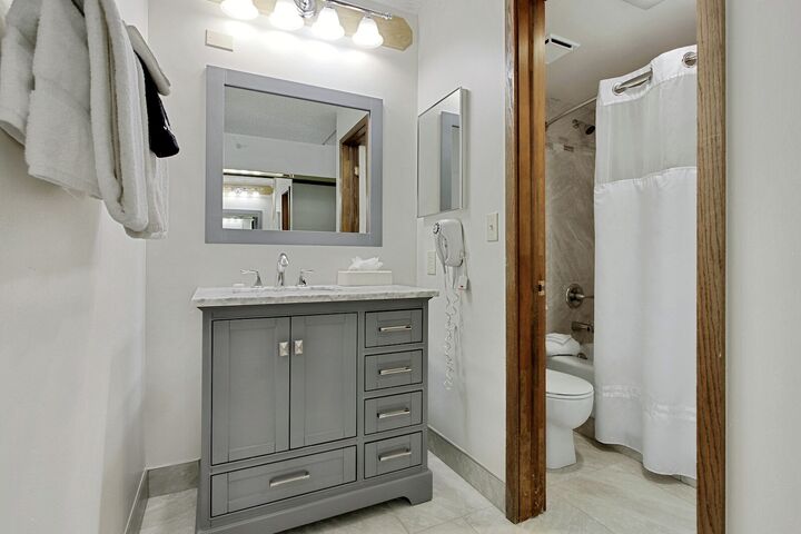 #425/427 - Bathroom