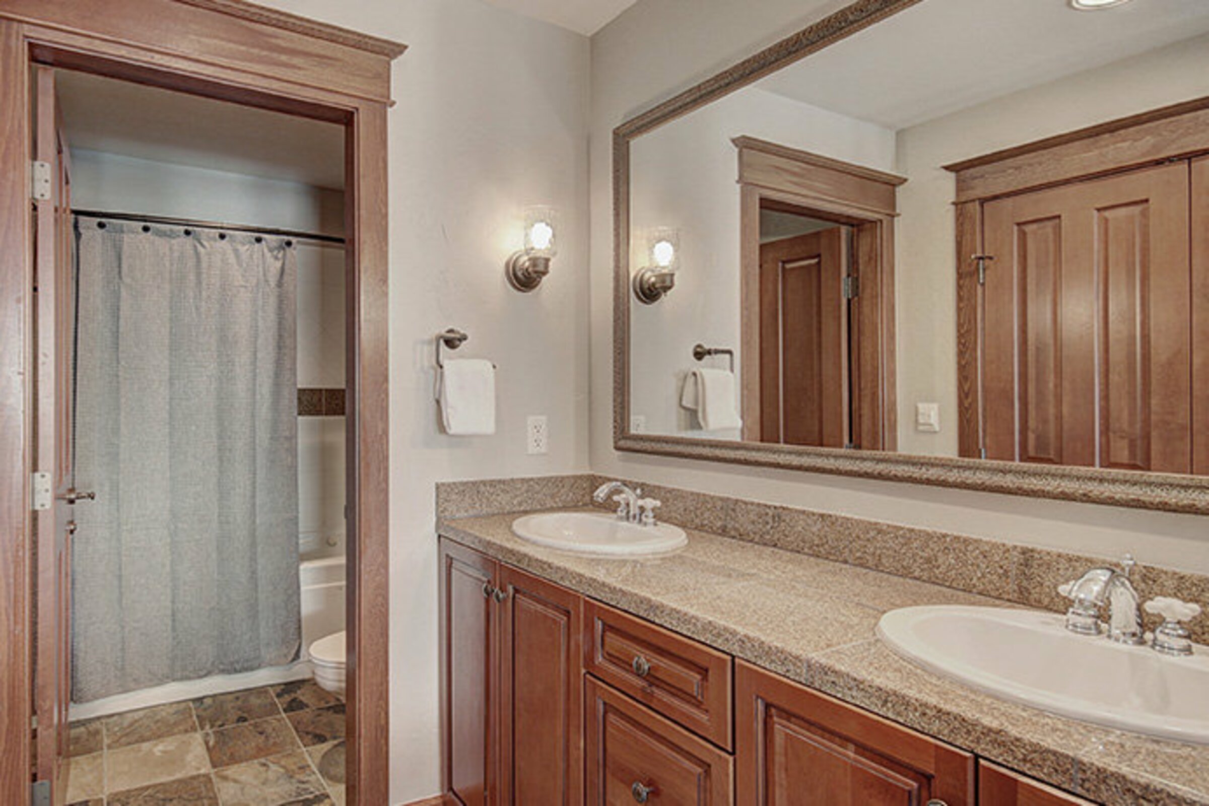 #410 - Bathroom