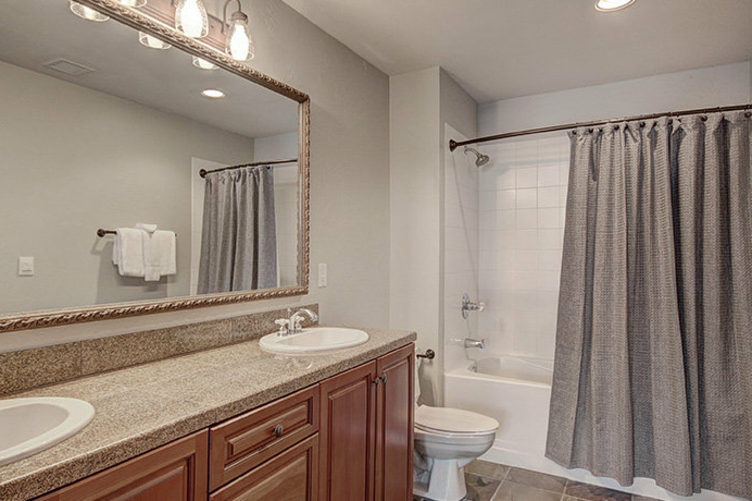 #410 - Bathroom