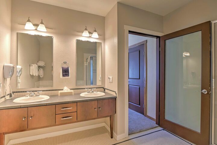 #102 - Master Ensuite Bathroom