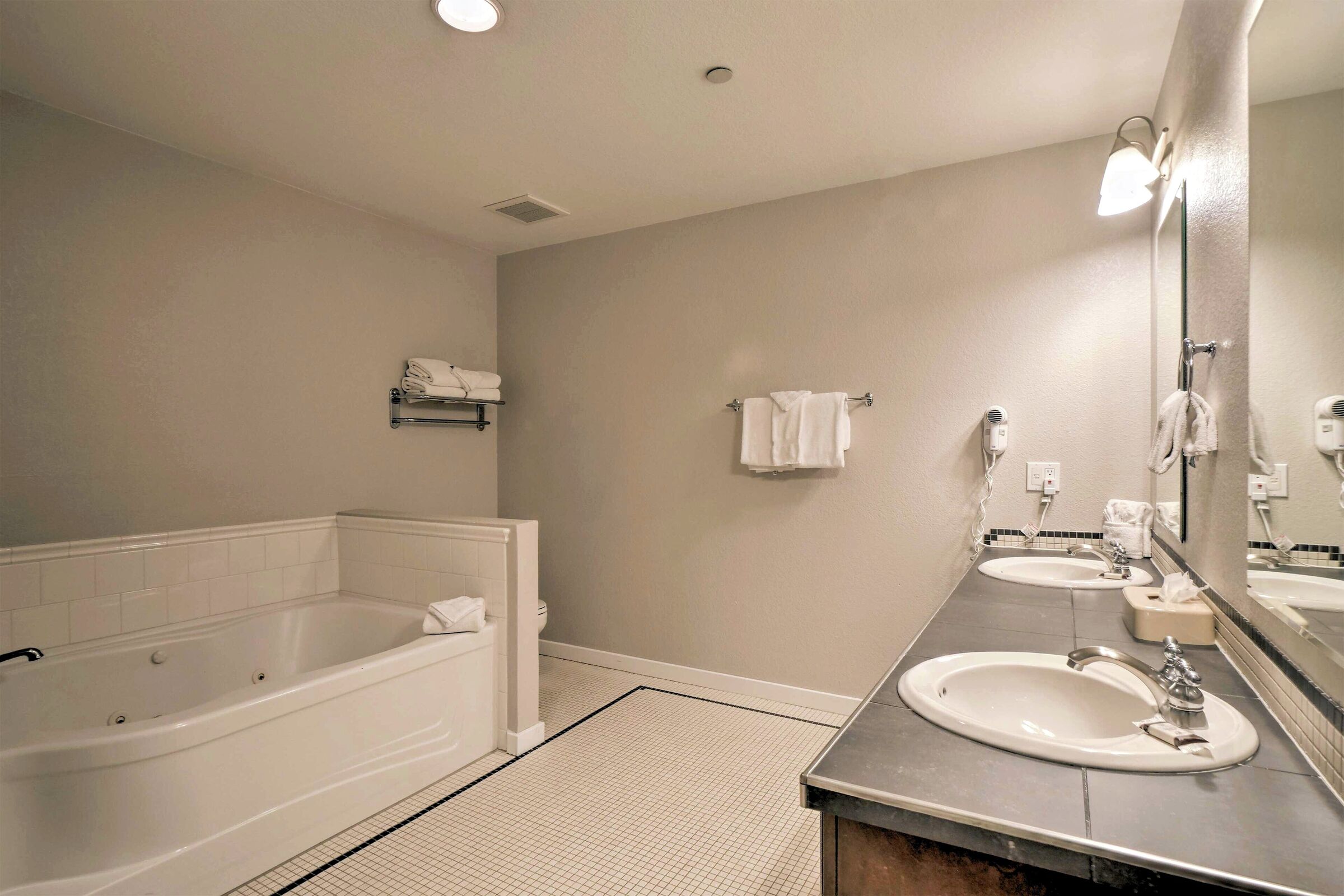 #211 - Master Ensuite Bathroom