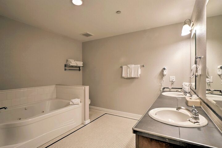 #211 - Master Ensuite Bathroom
