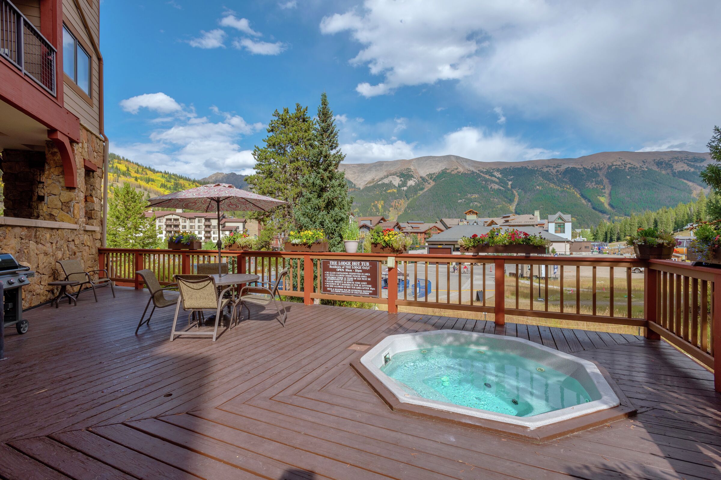 Outdoor Hot Tub & BBQ Area