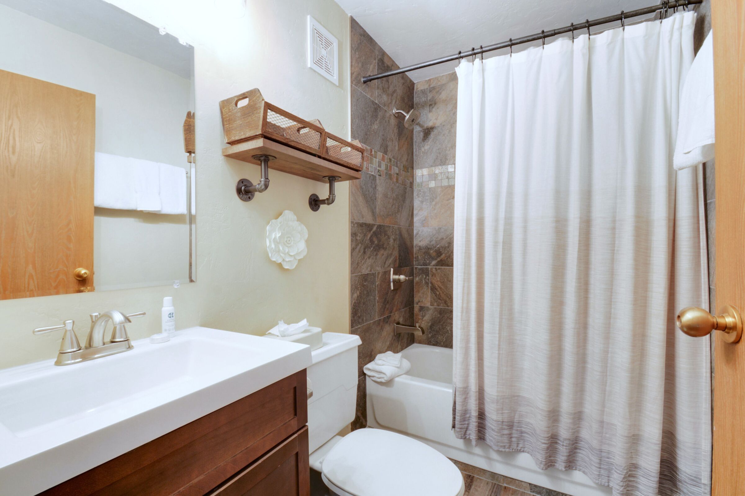 #206/206A - Bathroom