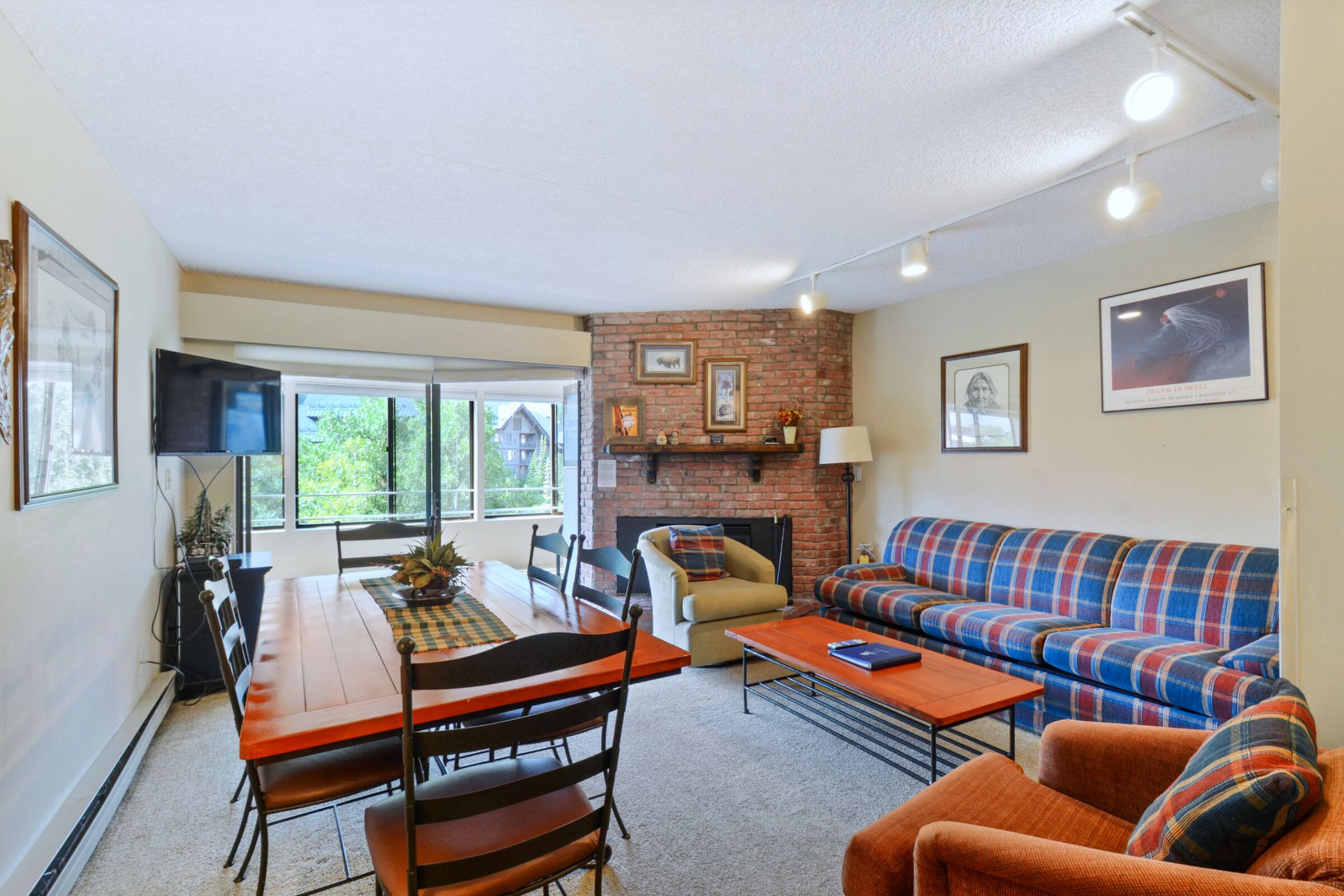 #206/206A - Living Room