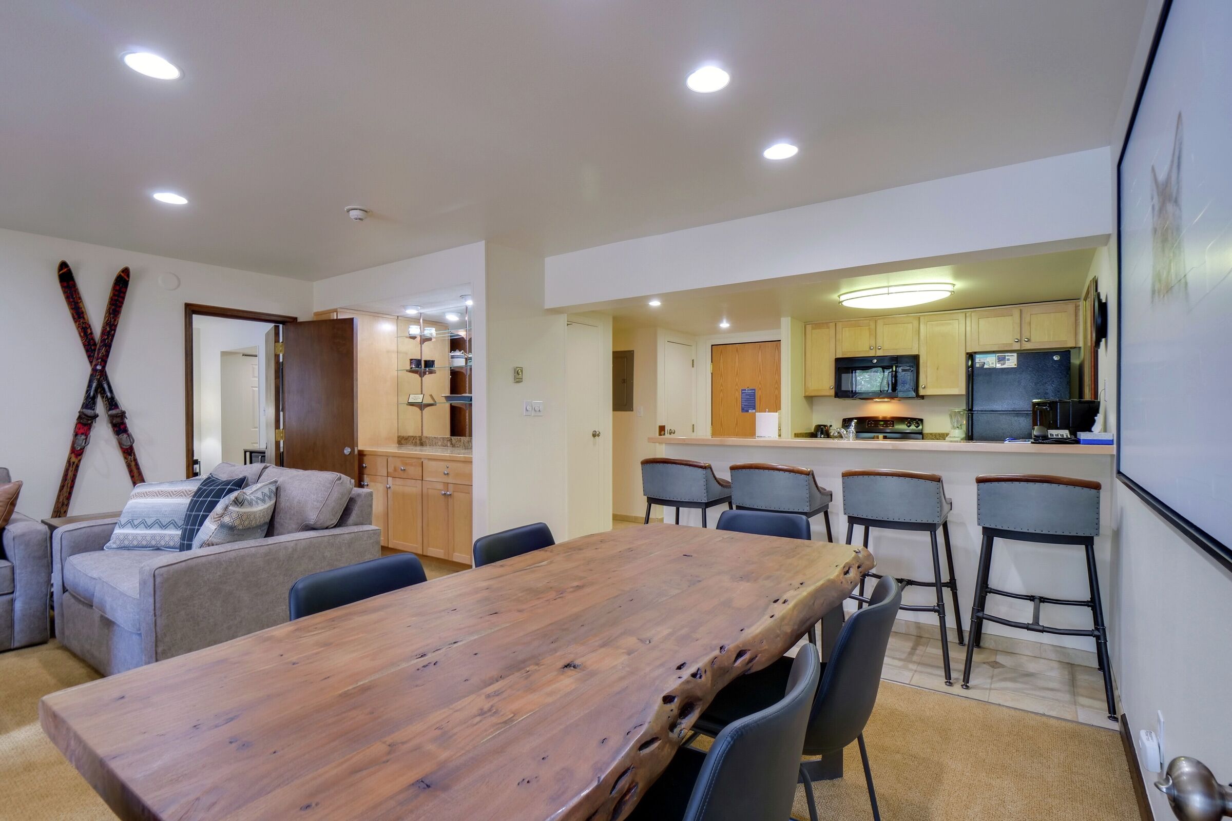 #225/229 - Dining Area