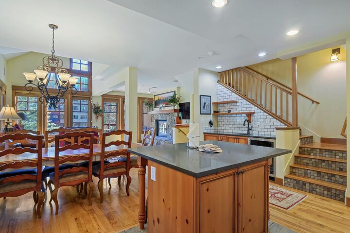 #124A - Kitchen & Dining Area