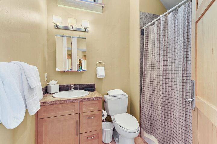 5 Bdrm 5.5 Bath HT - Ensuite Bathroom