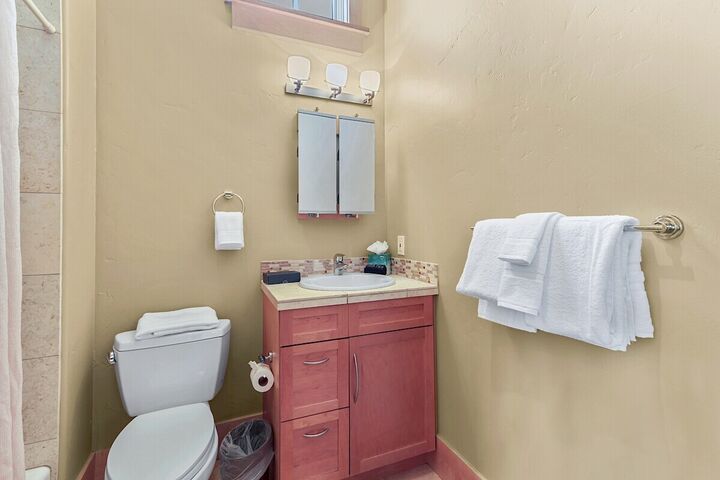 5 Bdrm 5.5 Bath HT - Ensuite Bathroom
