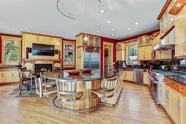 5 Bdrm 5.5 Bath HT - Dining Area & Kitchen