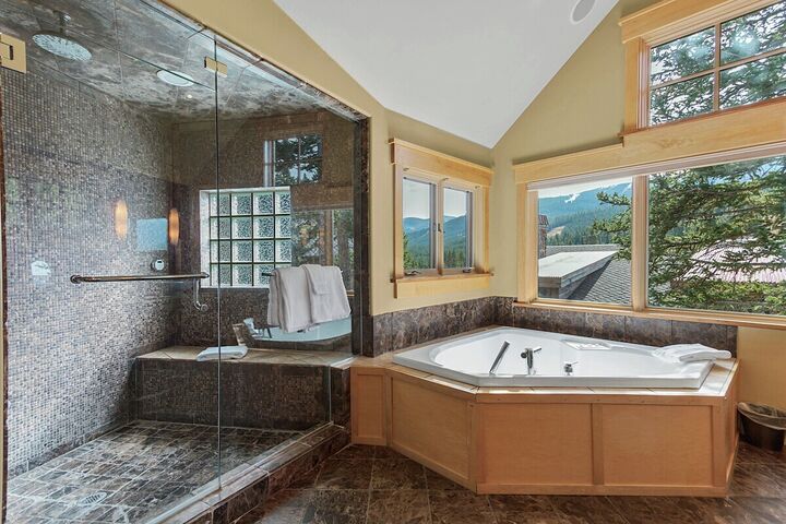 5 Bdrm 5.5 Bath HT - Master Ensuite Bathroom
