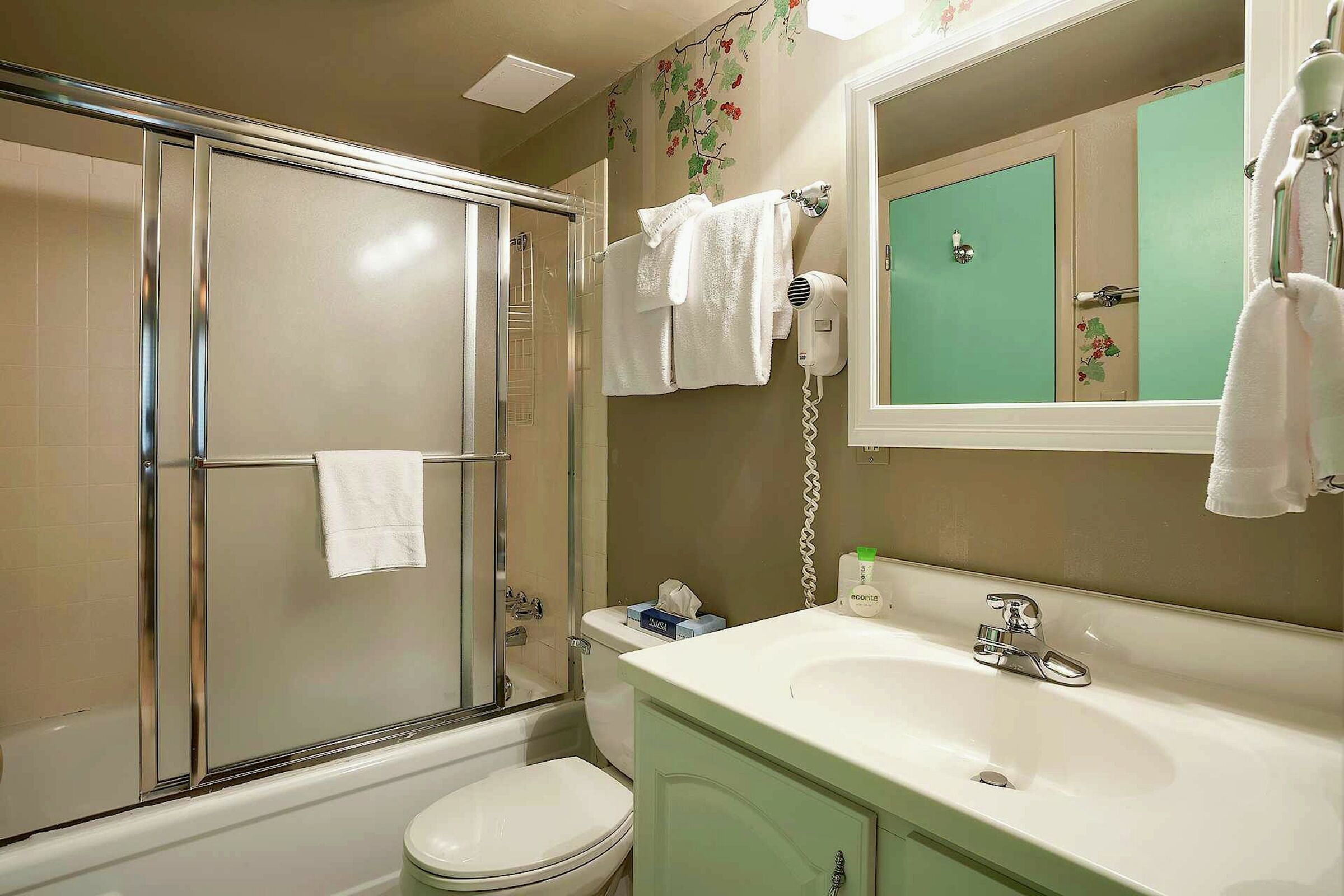 #100 - Master Ensuite Bathroom