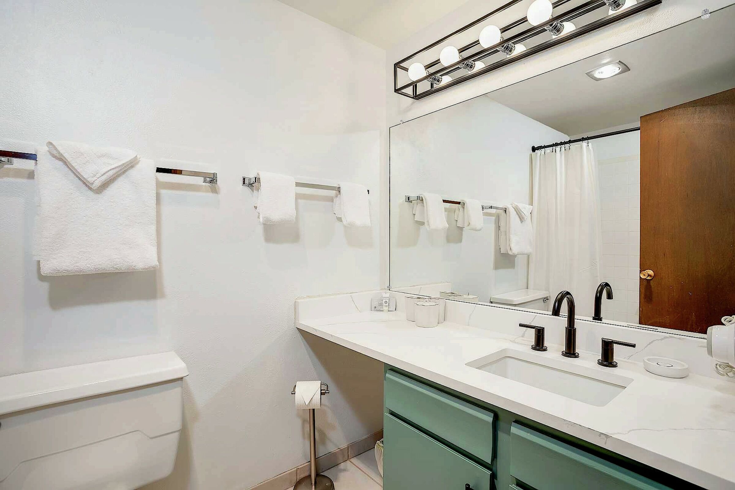 #C313 - Studio Bathroom