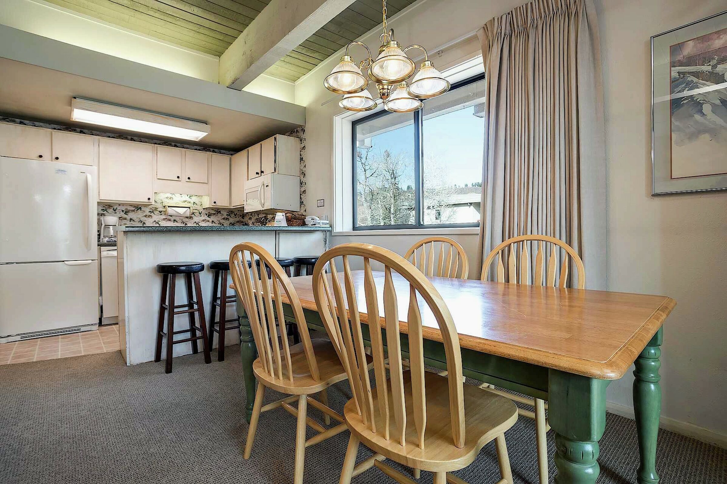Dining Area & Kitchen