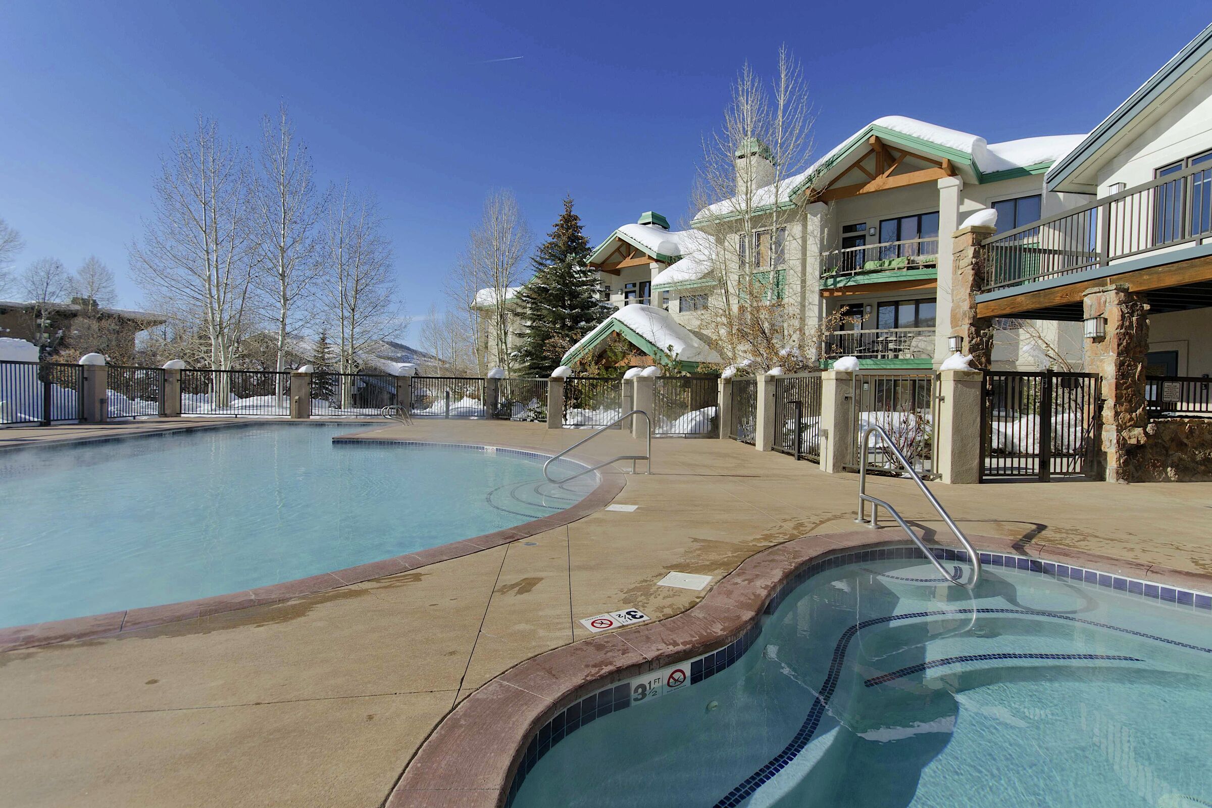 Outdoor Pool & Hot Tub