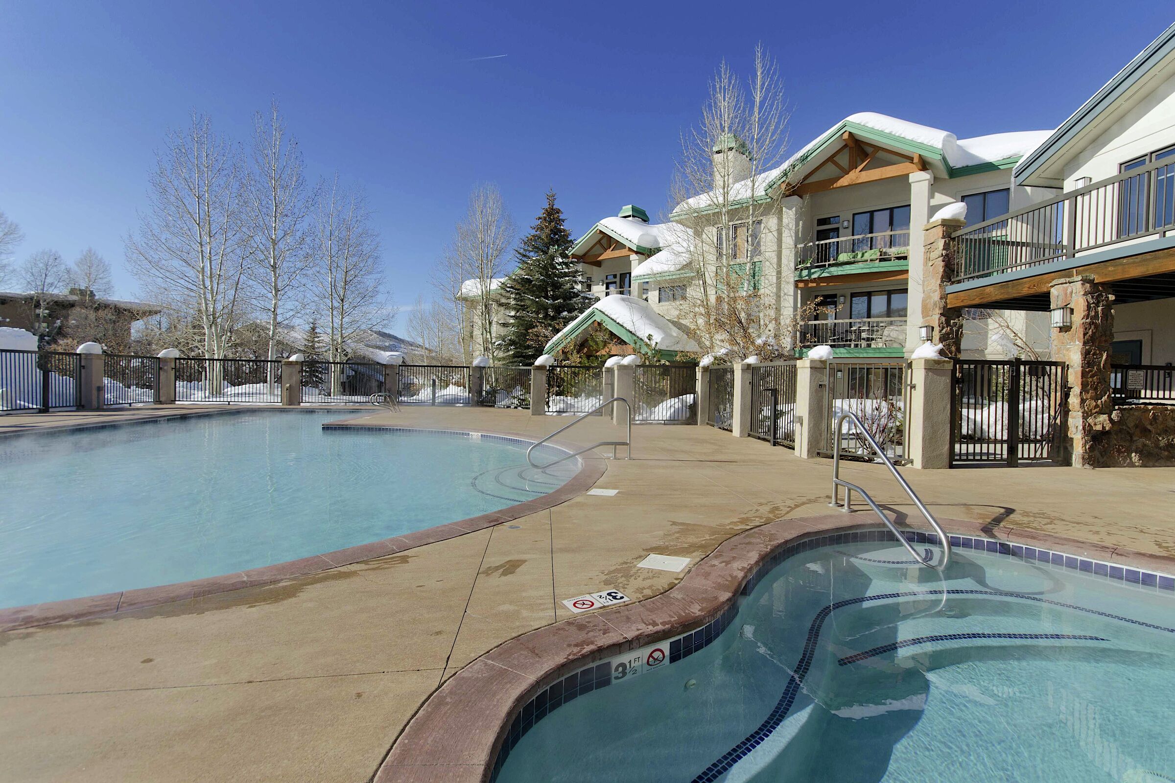 Outdoor Pool & Hot Tub