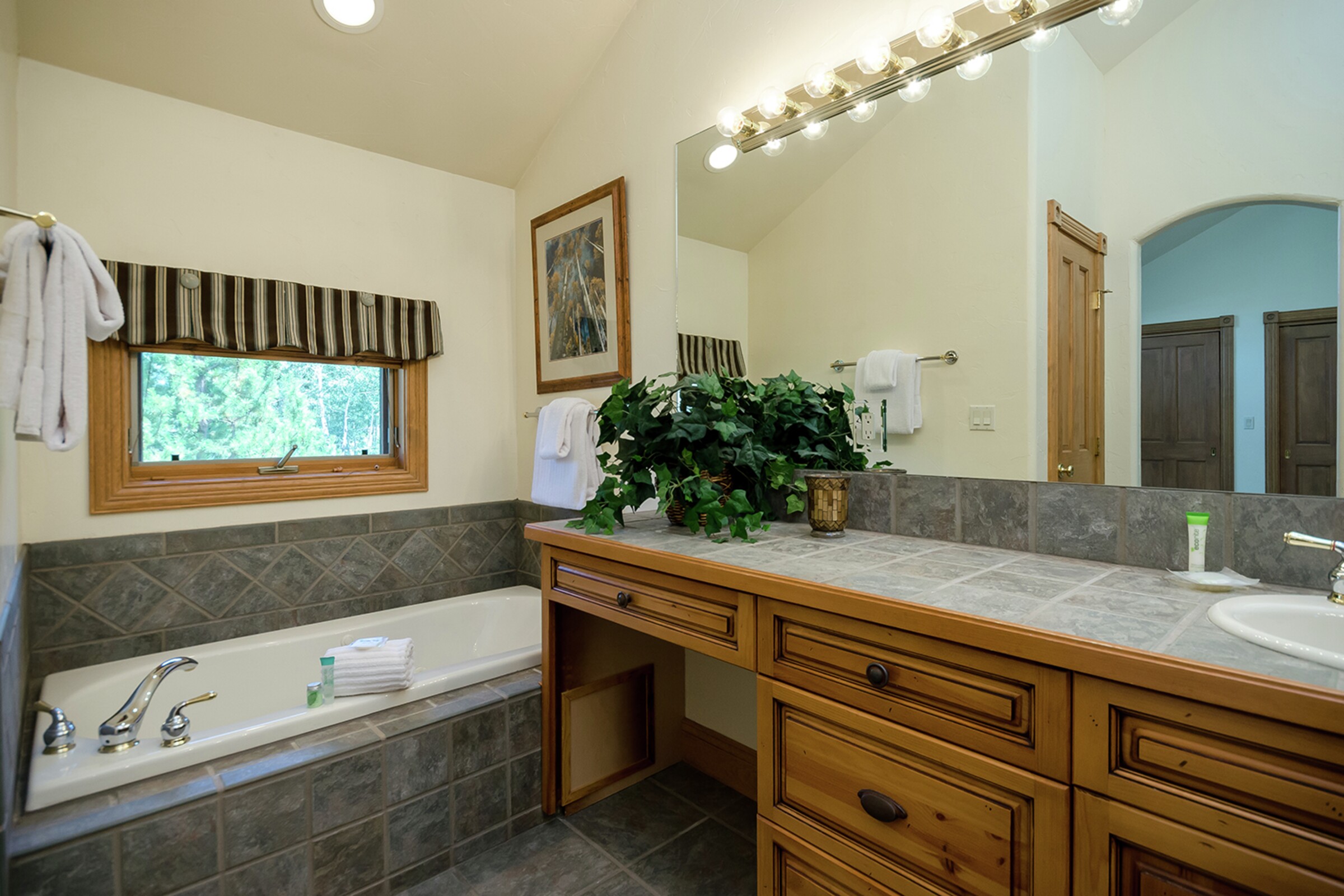 #2652 - Master Ensuite Bathroom