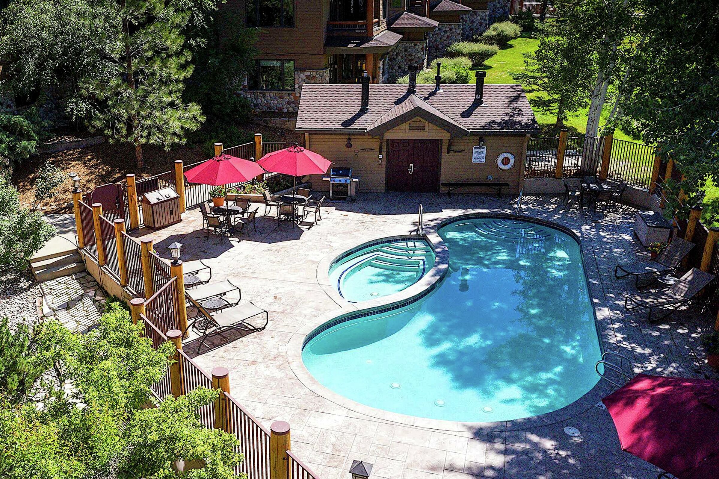 Outdoor Pool & Hot Tub