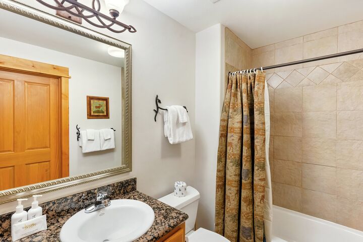 #B305 - Ensuite Bathroom