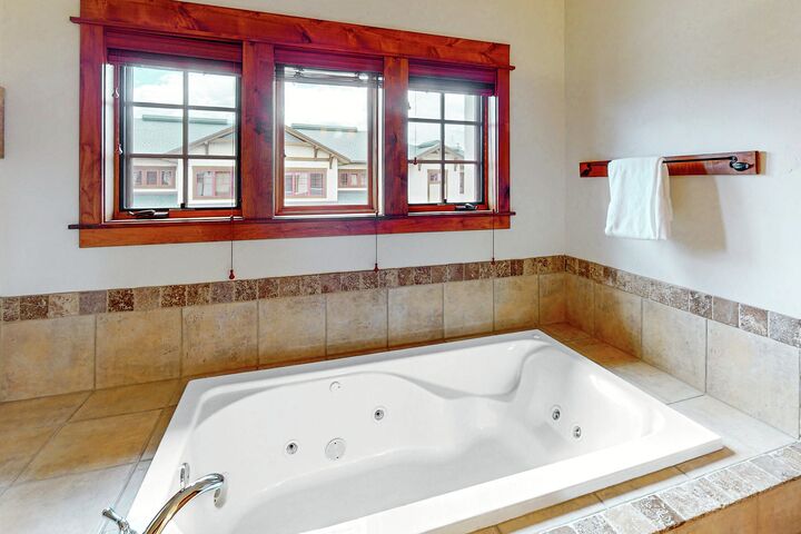 #1446 - Master Ensuite Bathroom