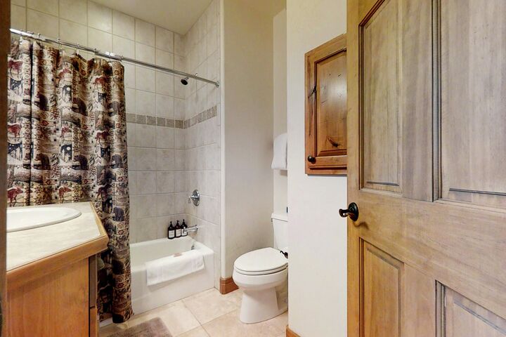 #1556 - Ensuite Bathroom